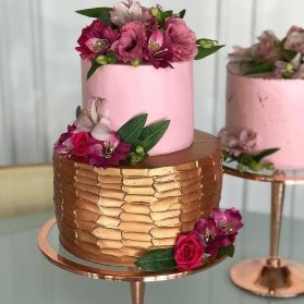 کیک دو طبقه زیبای جشن تولد بزرگسال یا سالگرد ازدواج با تم صورتی طلایی تزیین شده با گل های طبیعی 