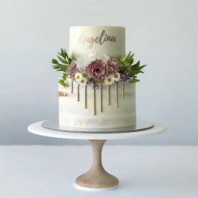 کیک دو طبقه جشن تولد بزرگسال تزیین شده با گل های طبیعی