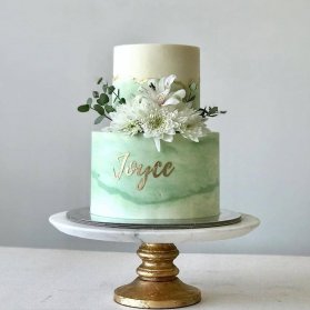 کیک ساده و شیک جشن تولد بزرگسال یا سالگرد ازدواج با تم سفید سبز تزیین شده با گل های طبیعی