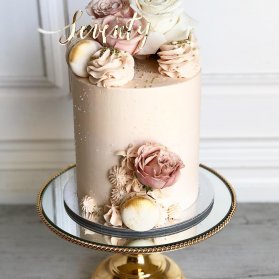 کیک زیبای جشن تولد بزرگسال تزیین شده با گل های طبیعی و ماکارون