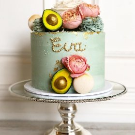 کیک جشن تولد بزرگسال تزیین شده با گل های طبیعی و ماکارون