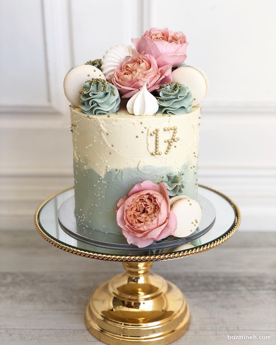مینی کیک فانتزی جشن تولد نوجوان با تم سفید صورتی آبی تزیین شده با گل های طبیعی و ماکارون