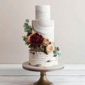 کیک سه طبقه جشن نامزدی یا سالگرد ازدواج تزیین شده با گل های رز طبیعی