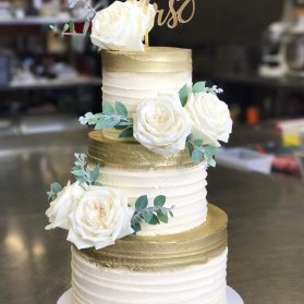 کیک سه طبقه جشن نامزدی یا عروسی با تم سفید طلایی تزیین شده با گل های رز طبیعی