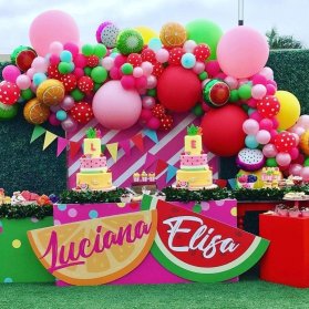 دکوراسیون و بادکنک آرایی جشن تولد کودک در فضای باز با تم میوه های استوایی