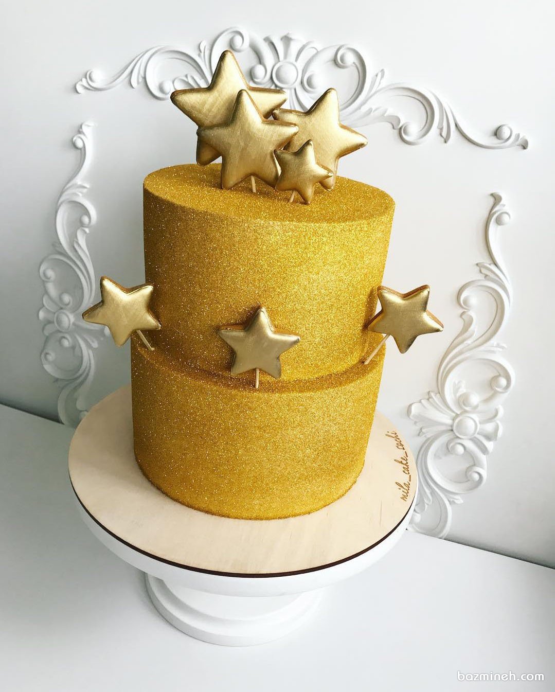 کیک دو طبقه جشن تولد بزرگسال با روکش شاینی طلایی و تم ستاره