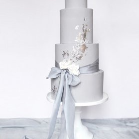 کیک چند طبقه شیک و زیبای جشن نامزدی یا عروسی با تم طوسی نقره ای تزیین شده با پاپیون 