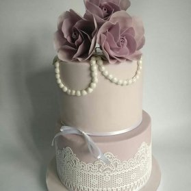 کیک دو طبقه یونیک جشن نامزدی یا سالگرد ازدواج با تم یاسی با طرح تور و تزیین گل های خمیری فوندانت و مرواریدهای خامه ای