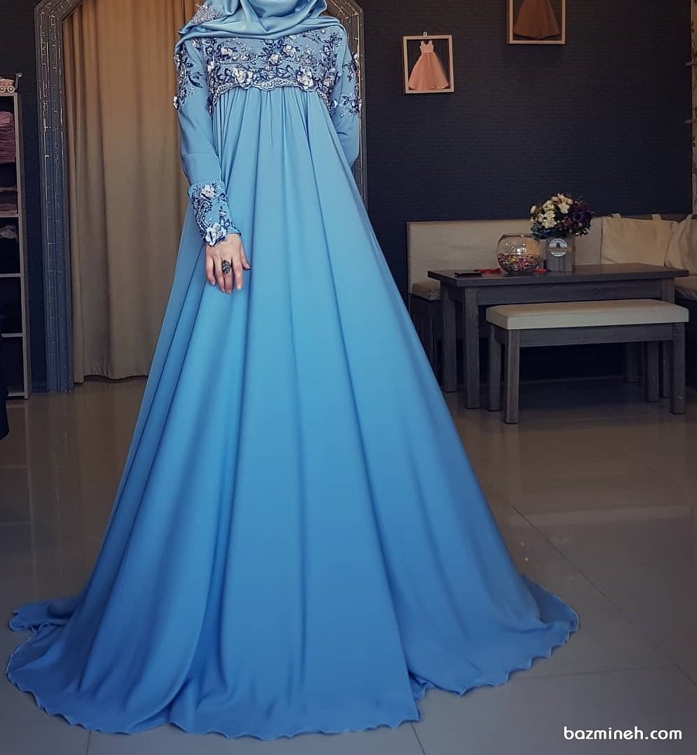 مدل پیراهن بلند زنانه با پارچه حریر آبی رنگ و گل های برجسته کار شده در بالا تنه و دامن کلوش مناسب برای عروس خانم ها در مراسم عقد محضری 