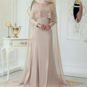 لباس مجلسی ساده و شیک پوشیده کرم رنگ آستین دار مناسب برای عروس خانم ها در مراسم عقد محضری