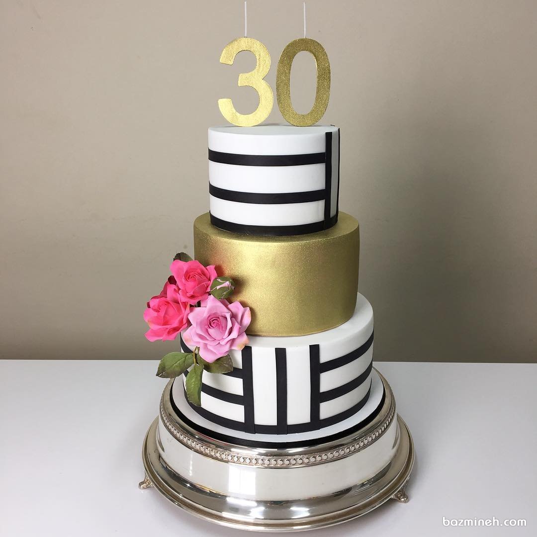 کیک سه طبقه شیک جشن تولد بزرگسال با تم سفید مشکی طلایی