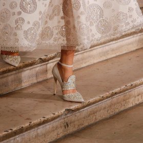 مدل زیبای کفش عروس نوک تیز پولک دوزی شده  