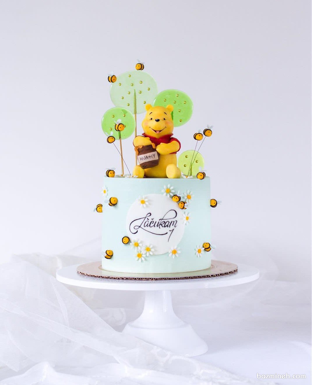 کیک فانتزی جشن تولد کودک با تم پو و زنبور عسل