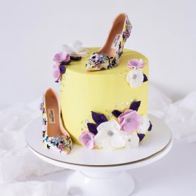 کیک زیبای فوندانت جشن تولد دخترونه بزرگسال با طرح کفش پاشنه بلند  