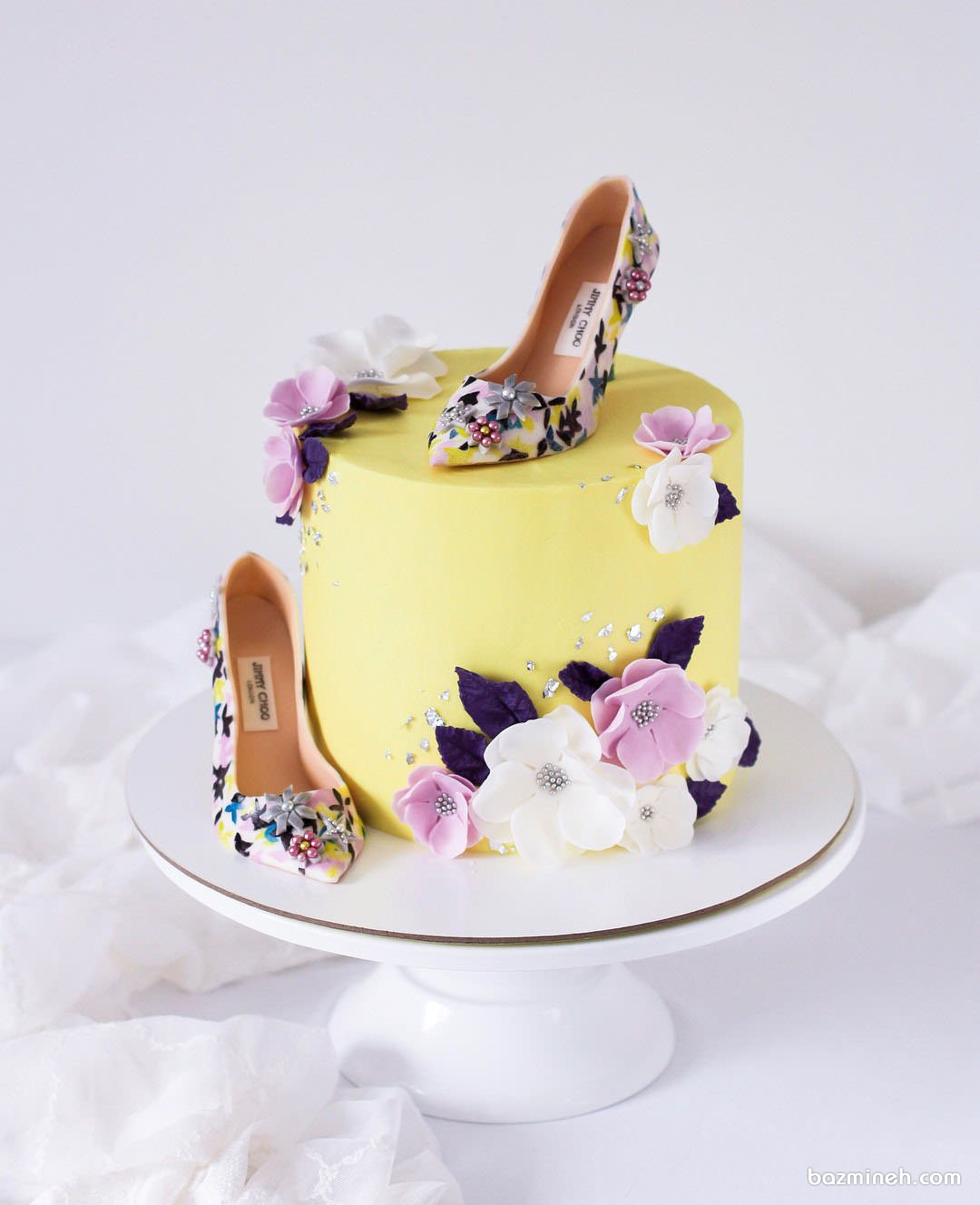 کیک زیبای فوندانت جشن تولد دخترونه بزرگسال با طرح کفش پاشنه بلند  