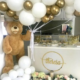 دکوراسیون و بادکنک آرایی جالب جشن تولد کودک با تم خرس تدی سفید طلایی