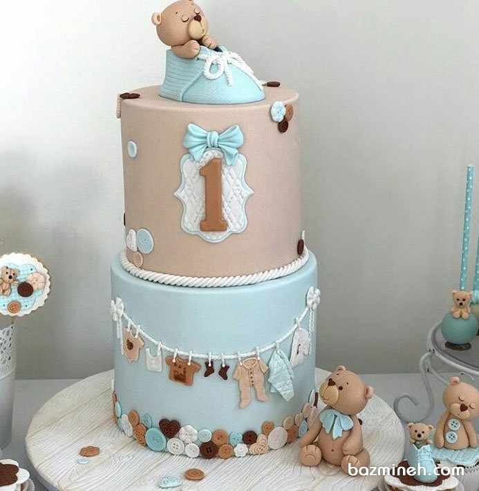 کیک دو طبقه فوندانت جشن تولد یکسالگی پسرونه با تم خرس تدی 