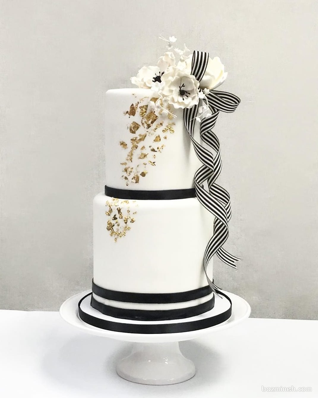 کیک ساده و شیک جشن تولد بزرگسال یا سالگرد ازدواج با تم سفید مشکی