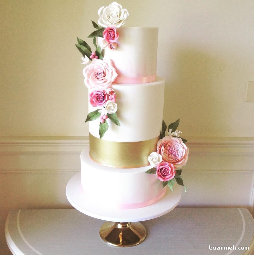 کیک چند طبقه ساده و زیبای جشن نامزدی یا سالگرد ازدواج با تم سفید صورتی طلایی