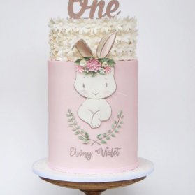 کیک دو طبقه رویایی جشن تولد دخترونه با تم خرگوش سفید صورتی