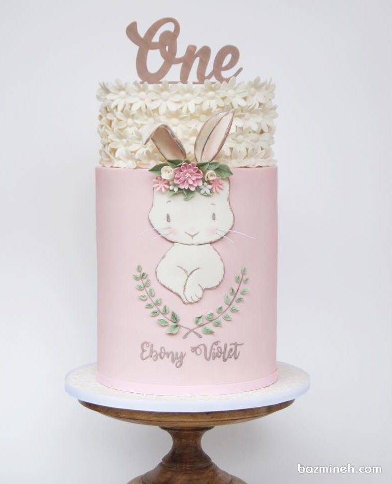 کیک دو طبقه رویایی جشن تولد دخترونه با تم خرگوش سفید صورتی