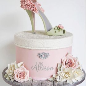 کیک فوندانت فانتزی جشن تولد دخترونه با کیک آرایی کفش پاشنه بلند و گل های خمیری فوندانت