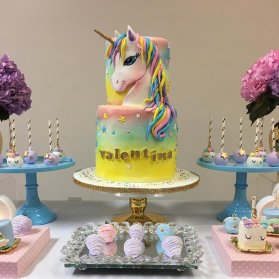 کیک دو طبقه فانتزی جشن تولد دخترونه با تم اسب تک شاخ (یونیکورن)
