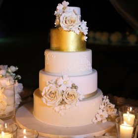 کیک چند طبقه جشن جشن نامزدی یا سالگرد ازدواج با تم سفید طلایی