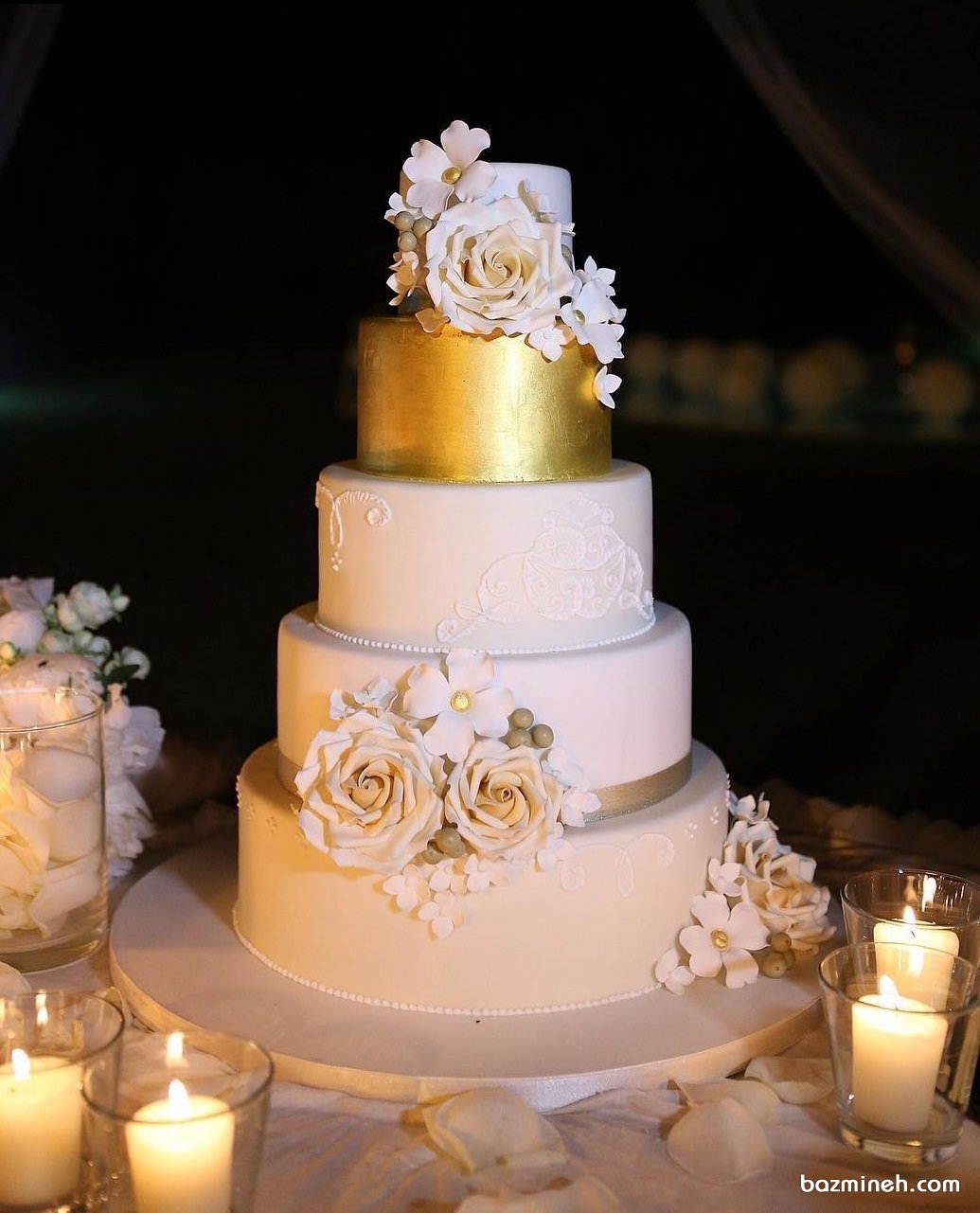 کیک چند طبقه جشن جشن نامزدی یا سالگرد ازدواج با تم سفید طلایی