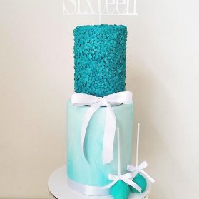 کیک و پاپ کیک های زیبای جشن تولد نوجوان با تم آبی سفید
