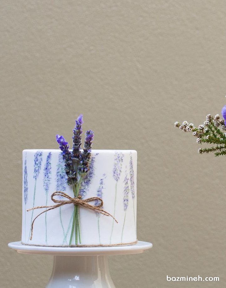 کیک زیبای جشن تولد یا سالگرد ازدواج تزیین شده با گل های بنفشه وحشی