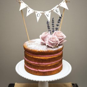 کیک اسفنجی جشن سالگرد ازدواج با تزیین گل های رز طبیعی صورتی