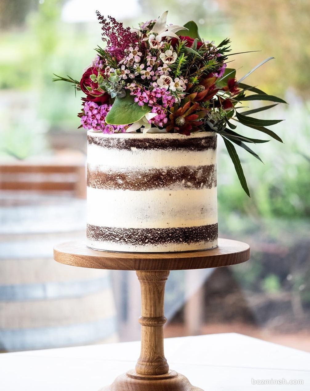 کیک بدون روکش جشن تولد یا سالگرد ازدواج با تزیین گلهای وحشی به سبک بوهو