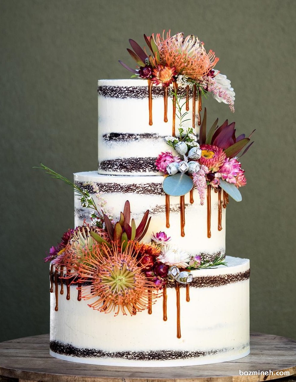 کیک سه طبقه جشن نامزدی یا سالگرد ازدواج با تزیین گلهای وحشی