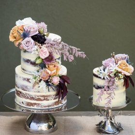 کیک و مینی کیک جشن نامزدی, عروسی یا سالگرد ازدواج تزیین شده با گلهای طبیعی