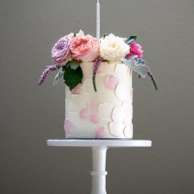 کیک جشن تولد یا سالگرد ازدواج با تزیین گلهای رز طبیعی با تم کرم صورتی