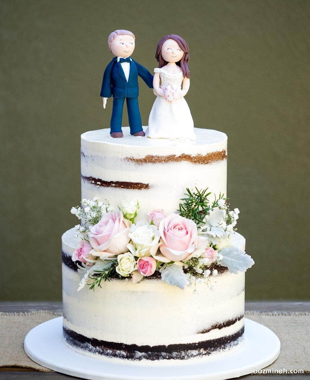 کیک دو طبقه جشن عروسی با نمادی از عروس و داماد و استایل وینتج