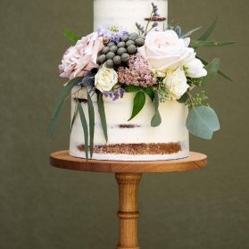 کیک دو طبقه جشن سالگرد ازدواج با تزیین گل های طبیعی و سبک بوهو