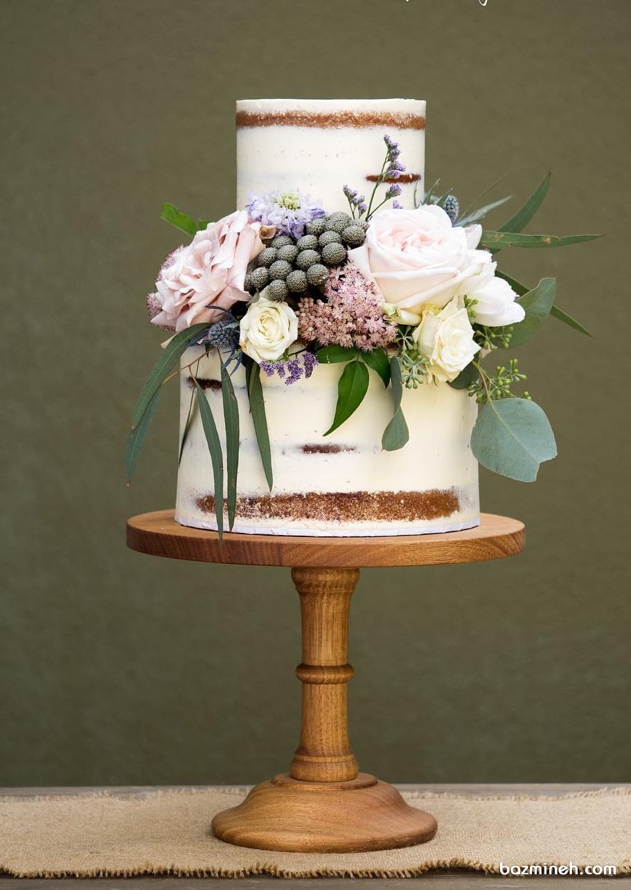کیک دو طبقه جشن سالگرد ازدواج با تزیین گل های طبیعی و سبک بوهو