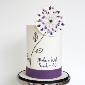 کیک ساده و زیبای جشن تولد بزرگسال با تم قاصدک سفید بنفش 