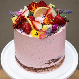 مینی کیک ساده جشن تولد بزرگسال با تم صورتی تزیین شده با میوه و گلهای طبیعی 