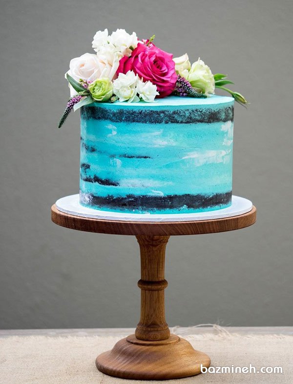 کیک بدون روکش جشن تولد یا سالگرد ازدواج با تزیین گل های رز طبیعی