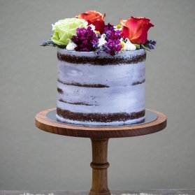کیک شکلاتی اسفنجی جشن تولد بزرگسال با تم یاسی با دیزاین گل های طبیعی