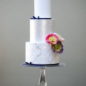 کیک سه طبقه جشن نامزدی، عروسی یا سالگرد ازدواج