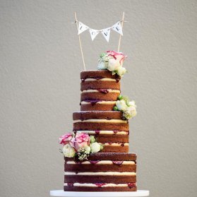 کیک سه طبقه شکلاتی بدون روکش جشن نامزدی یا سالگرد ازدواج با استایل بوهو