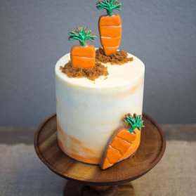 مینی کیک بامزه جشن تولد کودک با تم مزرعه هویج