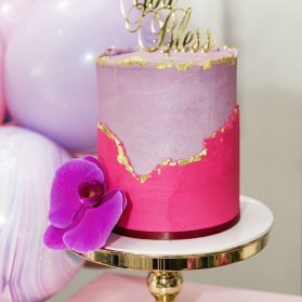 مینی کیک زیبای جشن تولد دخترونه با تم صورتی یاسی با تزیین گل ارکیده بنفش