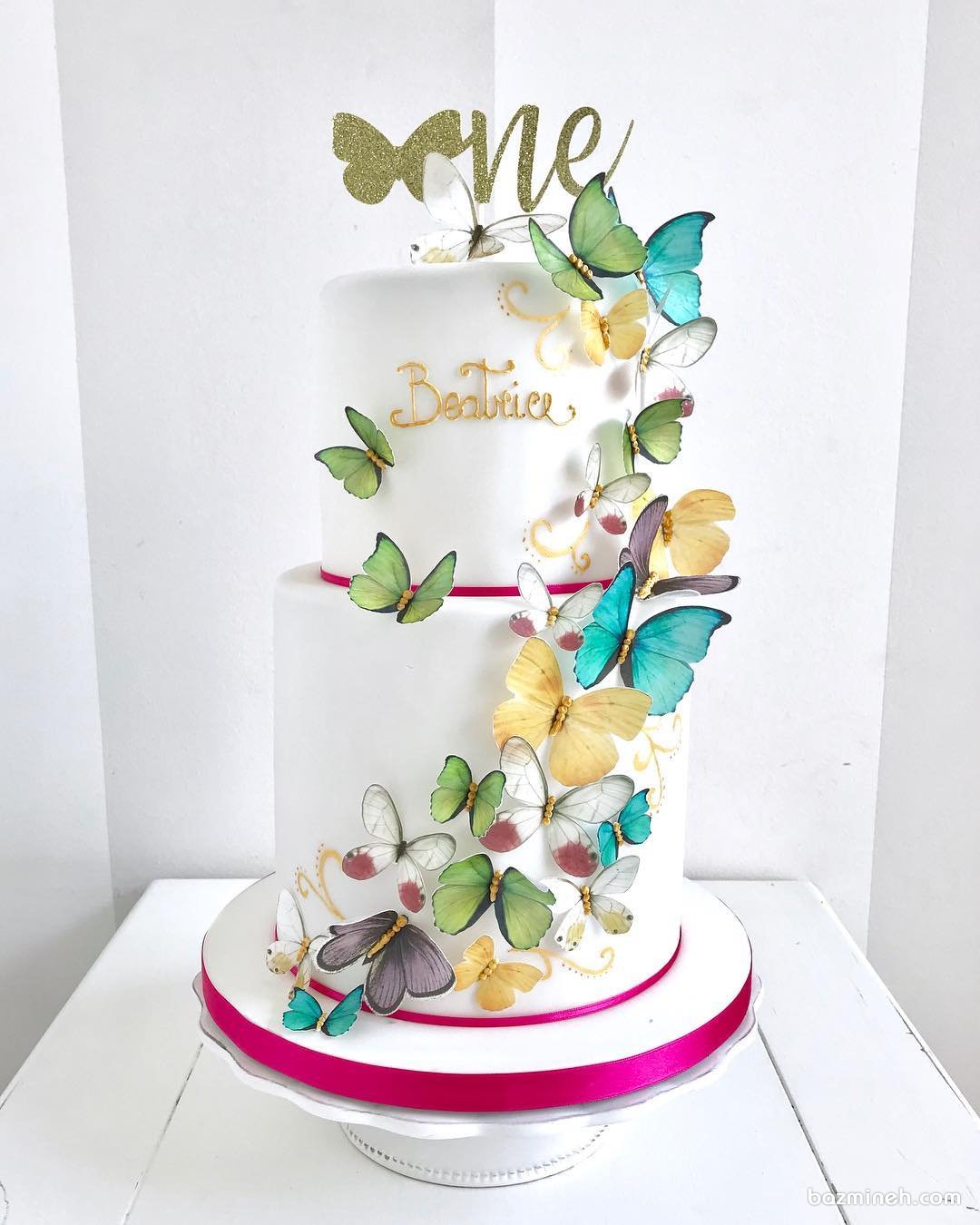 کیک فانتزی جشن تولد یکسالگی دخترونه با تزیین پروانه های رنگی 