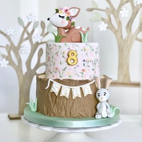 کیک دو طبقه فوندانت جشن تولد کودک با تم آهو و جنگل 