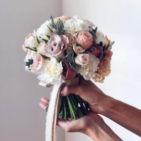 می توانید دور دسته گل عروسی تان را با دو نوع روبان مختلف تزئین کنید.
	
